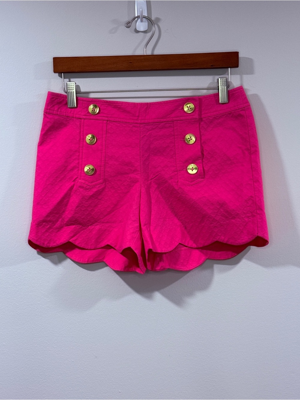 Southern Tide Women’s Hot Pink Scallop Hem Shorts with Gold Buttons Size 2